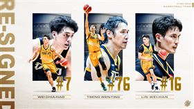 ▲特攻本土3主力球員魏嘉豪（左起）、曾文鼎、林韋翰正式續約。（圖／中信特攻提供）