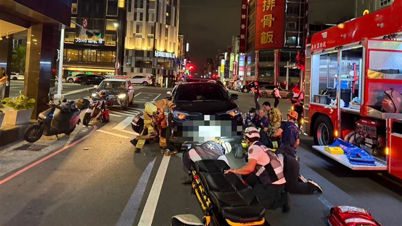 丁男酒醉路倒被陳女駕車輾過，經搶救後仍在凌晨宣告不治。（圖／翻攝畫面）