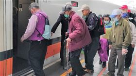 老人搭高鐵(新竹縣政府提供)