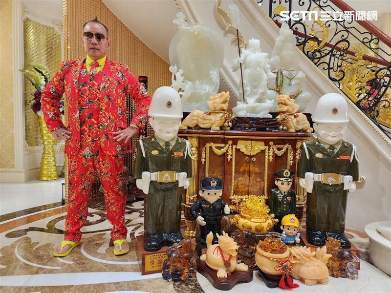 胡漢龑先前曬出一系列「東北大花」西服的穿搭帥照，超前衛的穿搭讓網友狂讚：「永遠走在時尚的尖端」。（圖／胡漢龑提供）