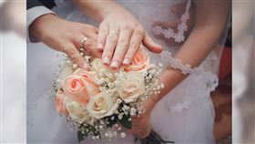 命理師分享容易晚婚的4種面相，包括額頭非常高、眼尾沒有皺紋、臉上毛髮稀疏等特徵皆是。（示意圖／Pixabay）