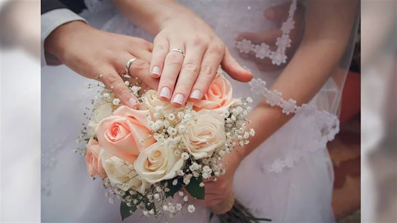 命理師分享容易晚婚的4種面相，包括額頭非常高、眼尾沒有皺紋、臉上毛髮稀疏等特徵皆是。（示意圖／Pixabay）