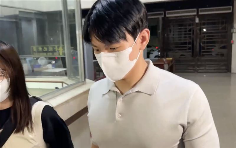 綠能推動中心前副執行長鄭亦麟被控涉嫌索賄，移送北檢複訊。（圖／翻攝畫面）