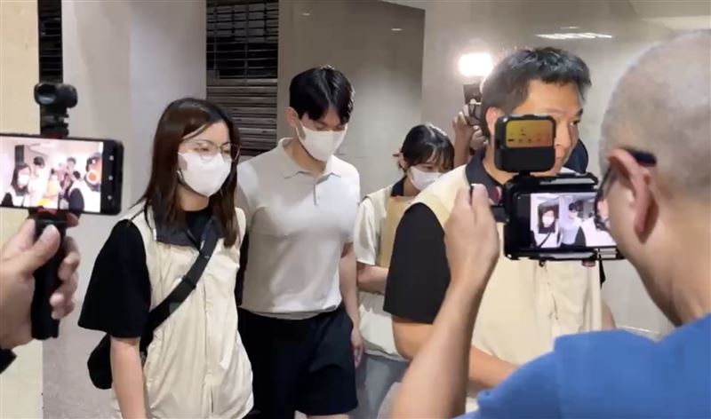綠能推動中心前副執行長鄭亦麟被控涉嫌收取綠能業者賄賂，北檢訊後聲押禁見。（圖／翻攝畫面）