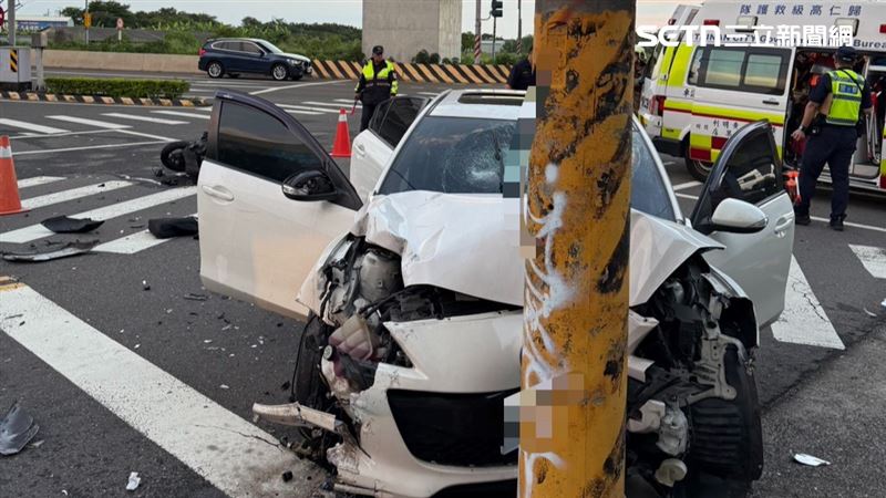 肇事車輛撞倒騎士還隨慣性，撞上路旁電桿，車頭嚴重毀損，擋風玻璃也碎裂。（圖／翻攝畫面）