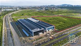 鴻海新投資的電動車製造基地，就座落於高雄橋頭科學園區鴻華先進電動巴士廠隔壁。（圖／鏡週刊）
