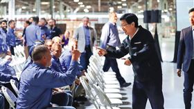 為布局北美電動車市場，劉揚偉（右）曾把俄亥俄州廠視為重要生產基地，還特別飛往美國替員工打氣。（圖／翻攝自鴻海臉書）