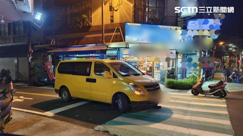 運將疑忘拉手煞車，人就下車，被往後滑動的車輛捲入車底受困，重傷不治。（圖／翻攝畫面）