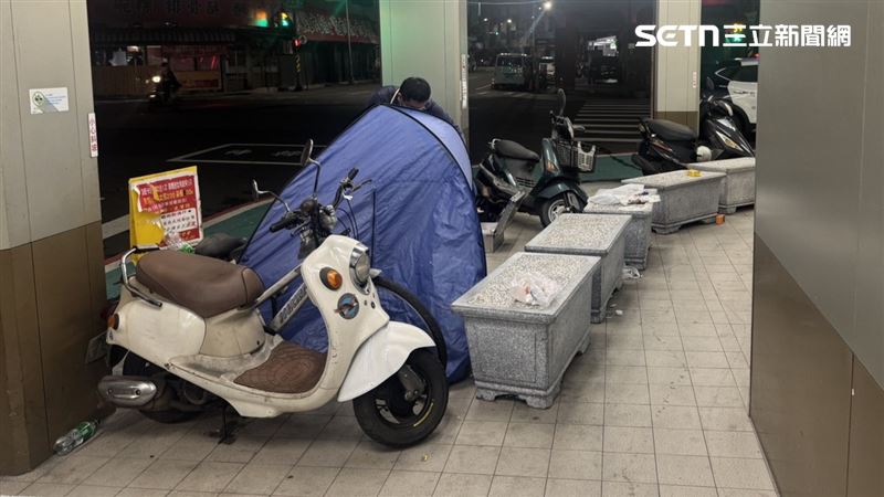 高雄男子離奇猝死遭超商門口。（圖／翻攝畫面）