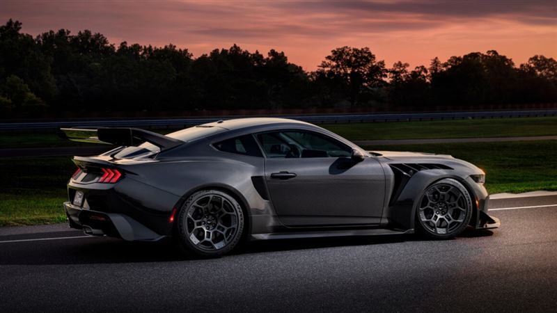 福特Mustang GTD Liquid Carbon把原始碳纖維編織紋理完全外露。（翻攝Ford網站）