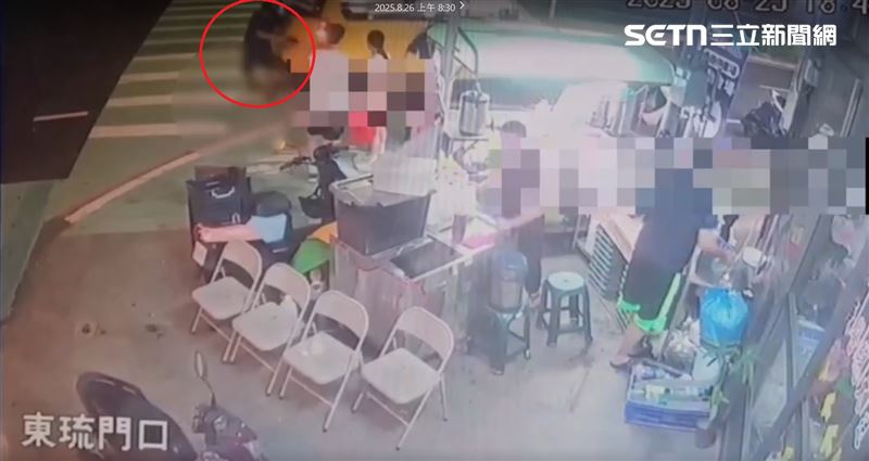 王姓路人遭計程車往後推後跌倒卡車底。（圖／翻攝畫面）