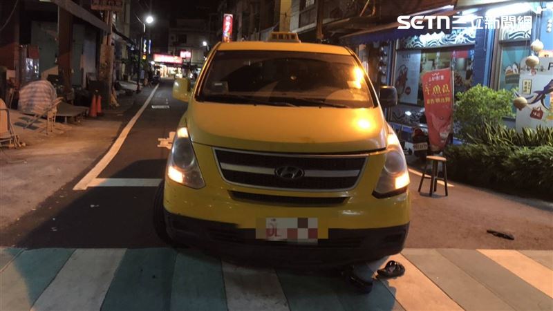 運將試圖將車攔停，卻遭捲入車底。（圖／翻攝畫面）