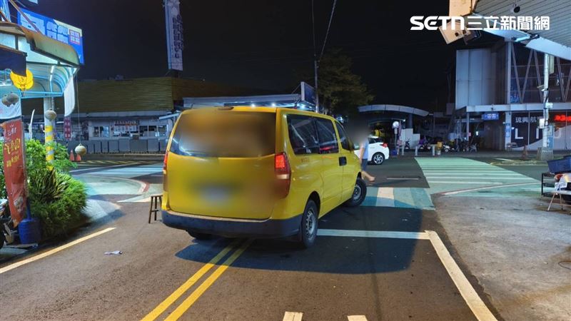 司機要返回公司停車時，車未熄火就下車。（圖／翻攝畫面）