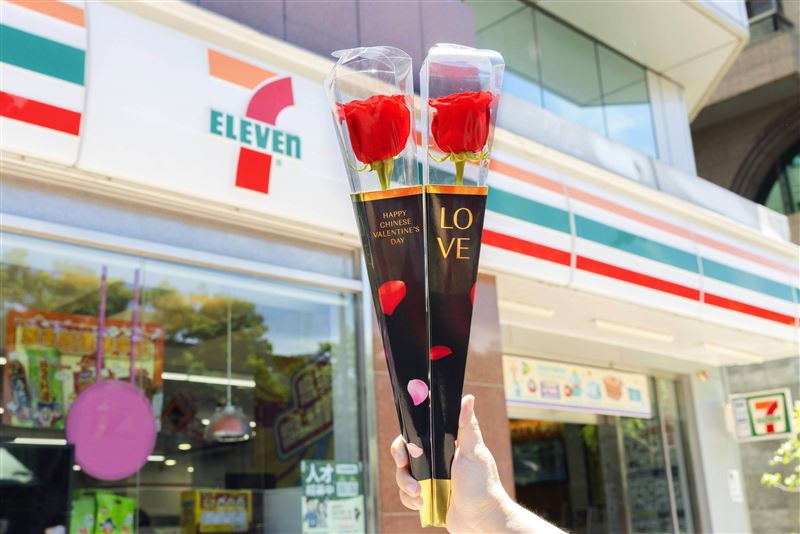 7-ELEVEN販售「進口空運紅玫瑰花」，單支售價199元。(圖／7-ELEVEN 提供)