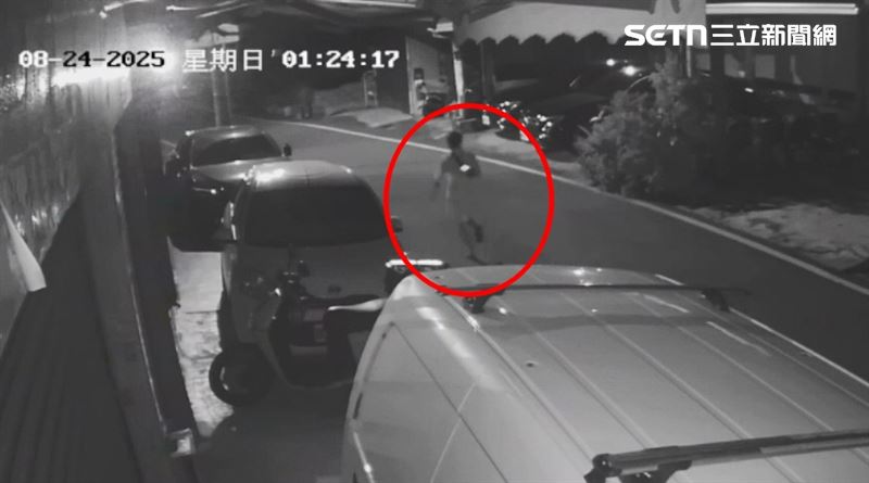 高男持刀刺傷同鄉男子腹部後，轉身逃離現場。（圖／翻攝畫面）