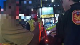 許男相當不爽昨（25）日的用餐經驗，對警方滔滔不絕的描述狀況，但也不忘擔心友人傷勢。（圖／翻攝畫面）