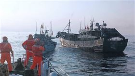 澎湖驚傳台灣漁船被中國漁船撞，台灣海巡人員前往協助雙方調解。（圖／海巡署提供）
