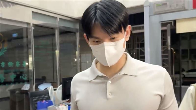 綠能推動中心前副執行長鄭亦麟被控涉嫌收受綠能業者賄賂，26日被裁定羈押。（圖／翻攝畫面）