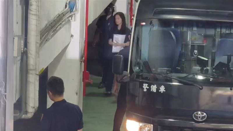台北地院持續審理京華城案，提訊在押的北市議員應曉薇。（圖／翻攝畫面）