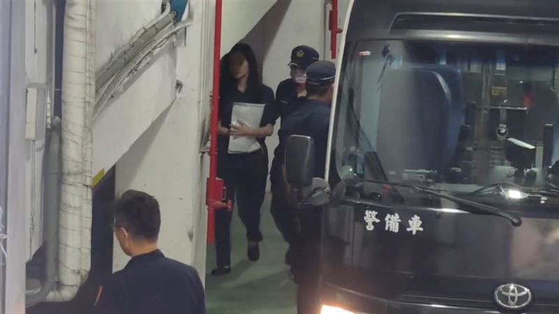台北地院持續審理京華城案，提訊在押的北市議員應曉薇。（圖／翻攝畫面）