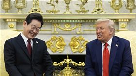 南韓總統李在明與川普會面時，對川普先是一陣誇讚，也成功避免了衝突的發生。（圖／美聯社／達志影像）