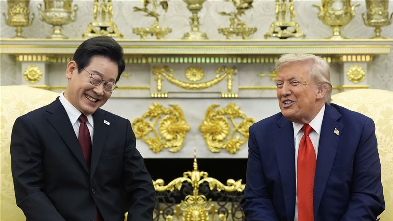 南韓總統李在明與川普會面時，對川普先是一陣誇讚，也成功避免了衝突的發生。（圖／美聯社／達志影像）