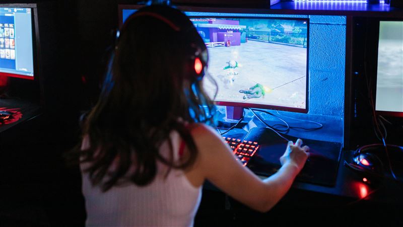 松姓職業軍人透過交友軟體認識14歲少女，還逼對方發生性行為，遭法院判刑。（示意圖／pixabay)