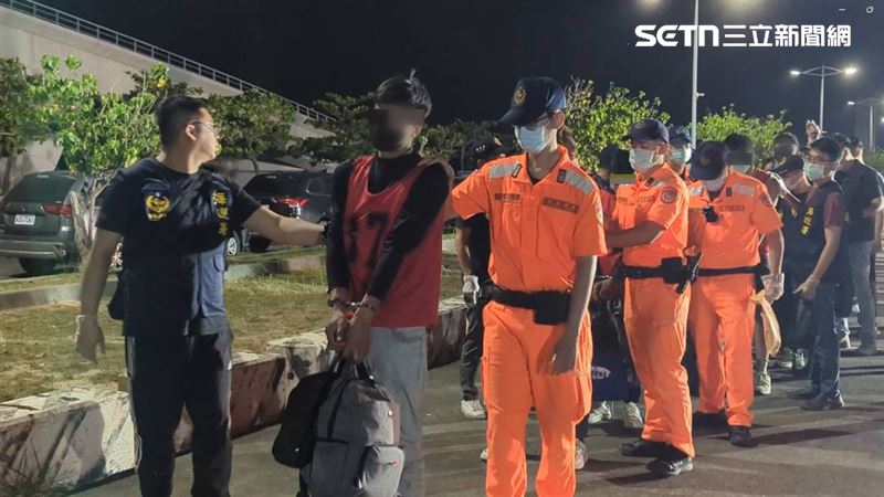 每名偷渡客被要求需再額外支付15萬元，才能上岸。（圖／翻攝畫面）