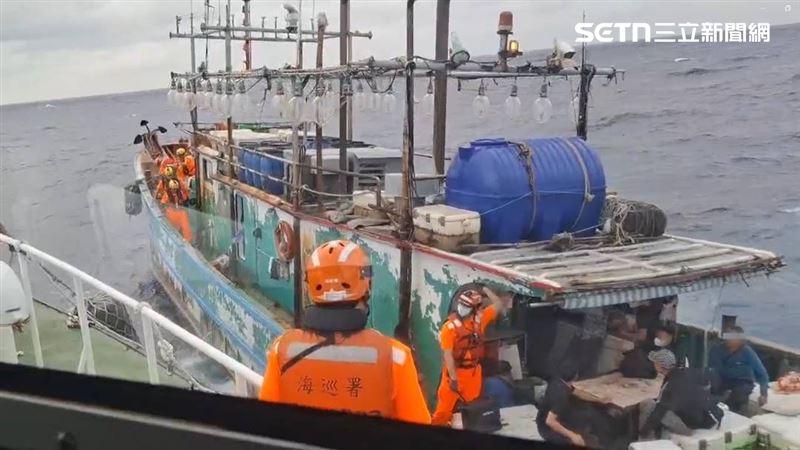 海巡艦隊分署出動「安平艦」、「PP-10087艇」在海上攔查圍捕。（圖／翻攝畫面）