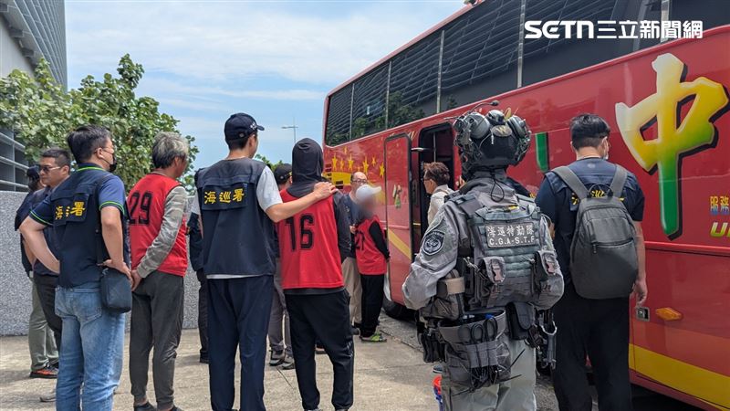 海巡今年4月在外海攔截，協助偷渡的漁船，共逮船長、4名船員及24名越南偷渡犯。（圖／翻攝畫面）