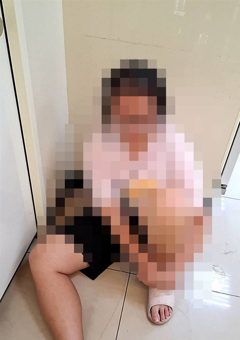 台中25歲女跟家人吵架後情緒失控，闖入超商大鬧砸店。（圖／翻攝畫面）