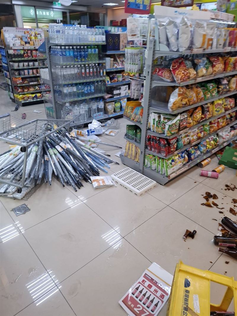台中25歲女與家人吵架後大鬧超商砸店。（圖／翻攝畫面）