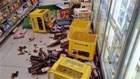 台中25歲女「跟家人吵架」理智線斷！闖超商大鬧砸店　商品通通掃落地