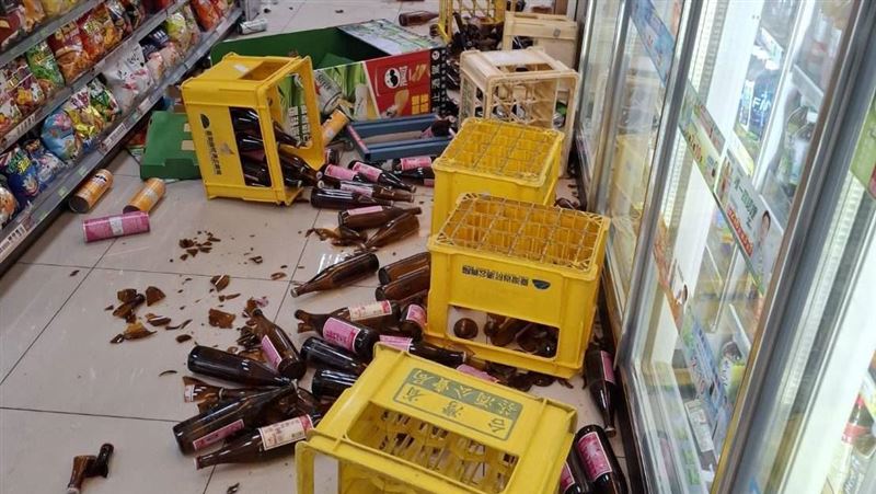 台中25歲女跟家人吵架！竟闖超商大鬧砸店