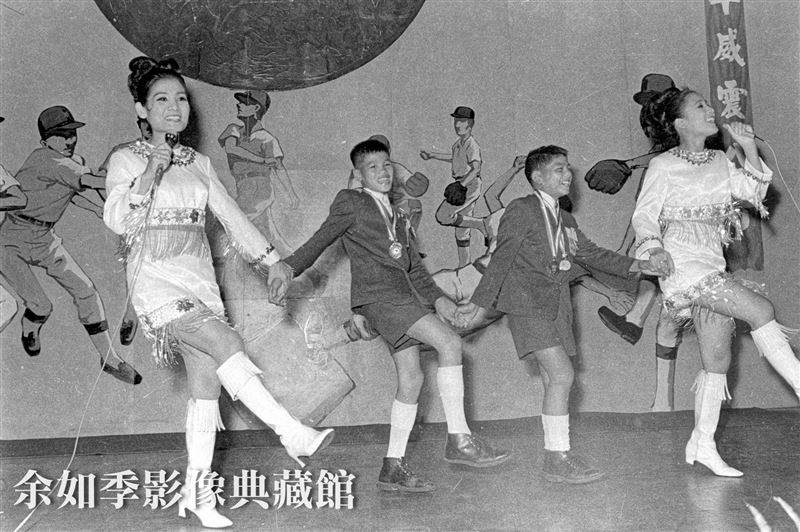《台中金隆少棒隊》回國受到萬人空巷歡迎。圖為 台中晚間歡迎會盛況，郭源治（左）、余宏開（右)。（圖／《余如季影像典藏館》提供）