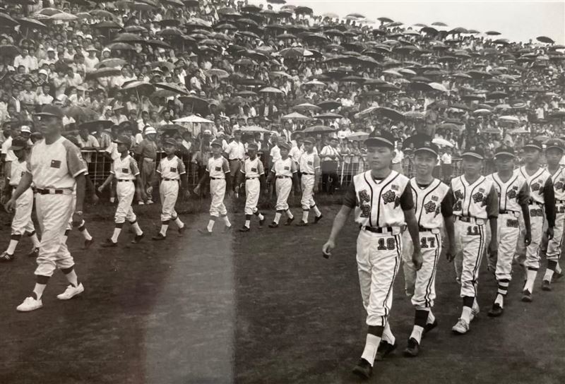 56年前台灣第一次威廉波特世界少棒冠軍曝光，《台中金隆少棒隊》回國受到萬人空巷歡迎。圖為 高雄盛況。（圖／《阿爸的魔法相機》提供）