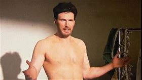 克里斯伊凡新片曝光，牧師造型引起熱議。昔日的「美國隊長」胸肌明顯塌陷、手臂線條消風，引來粉絲驚呼「完全認不出來！」也掀起對超級英雄體態的討論。（圖／翻攝自X平台 @POPTime）