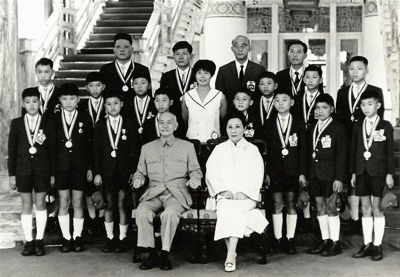 56年前台灣第一次威廉波特世界少棒冠軍曝光，《台中金隆少棒隊》回國受到萬人空巷歡迎。圖為 蔣中正接待小將們。（圖／翻攝自李著華臉書）