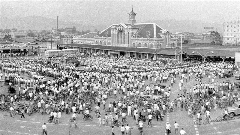 56年前台灣第一次威廉波特世界少棒冠軍曝光，《台中金隆少棒隊》回國受到萬人空巷歡迎。圖為 台中盛況。（圖／《余如季影像典藏館》提供）