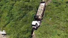 整起車禍的空拍畫面曝光，曳引車直接卡在礁石間無法動彈。（圖／翻攝畫面）