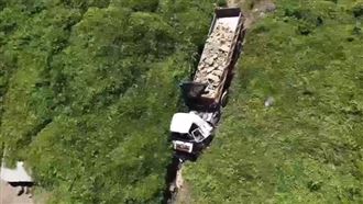 瑞芳死亡車禍！曳引車墜礁石奪命畫面曝