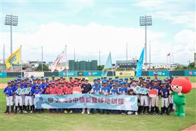 「愛接棒」孩子打球兼顧課業　中信盃暨移地訓練落幕。(圖/中信慈善基金會提供)