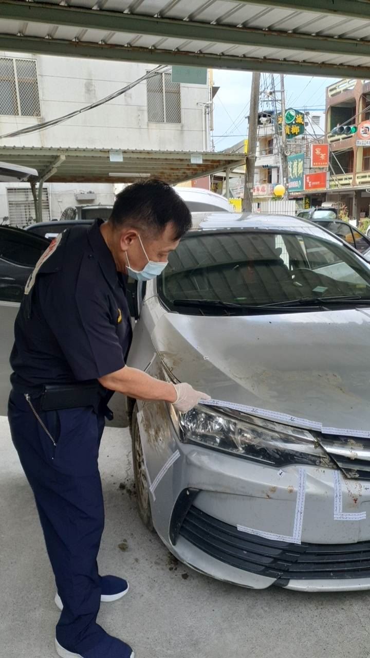 警方採集車上指紋等生物跡證。（圖／翻攝畫面）