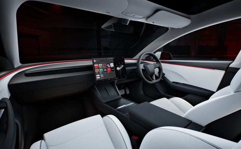 車內看Netflix、聽Spotify、用即時導航與衛星地圖必須改為付費訂閱。（翻攝Tesla網站）