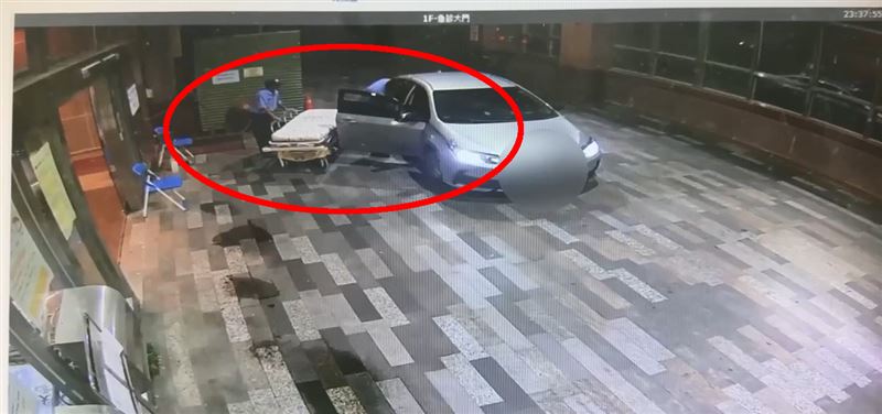 黃男在醫院佯稱要去停車，要求警衛協助將奄奄一息的葉男推進急診室。（圖／翻畫面）