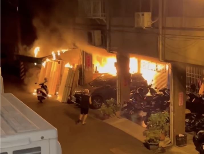 台中大雅民宅發生大火，因騎樓堆大量門板阻逃生害3人受困。（圖／翻攝畫面）