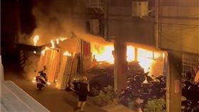 台中大雅民宅深夜大火！騎樓堆大量門板阻逃生　3人受困火場呼喊獲救
