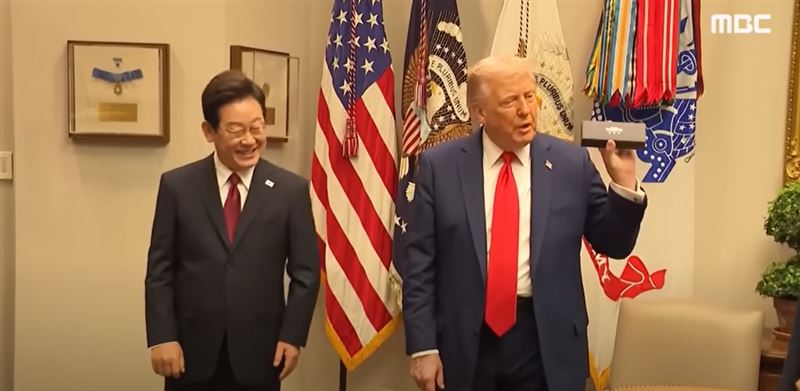 川普在與李在明正式會談前，拿走了李在明的簽名筆。（圖／翻攝自MBC Youtube頻道）