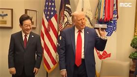 川普在與李在明正式會談前，拿走了李在明的簽名筆。（圖／翻攝自MBC Youtube頻道） 