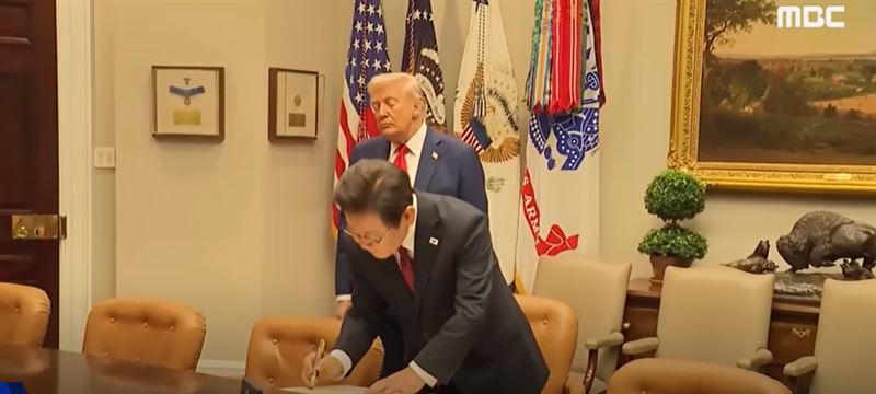 李在明簽名時，川普在一旁就對李的簽名筆表現出很大興趣。（圖／翻攝自MBC Youtube頻道）